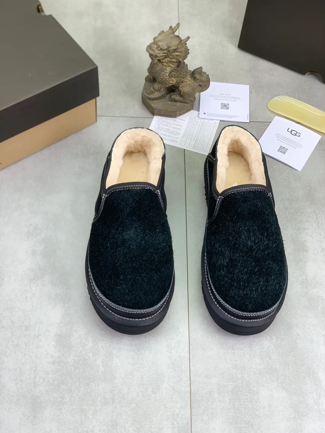 Men's men's shoes 💰P480 New top version UGG 2025 autumn and winter new high-top casual shoes new series Ansley Mules Fashionable and comfortable shallow flat slip-on casual loafers ✨ Classic suede cowhide with 10mm wool lining Insole suede collar Soft and comfortable ❤️ Decorated with UGG classic heat embossed brand logo on the back side Full texture Lightweight rubber sole Anti-slip, wear-resistant and comfortable Color: Black Brown Size: 39-45